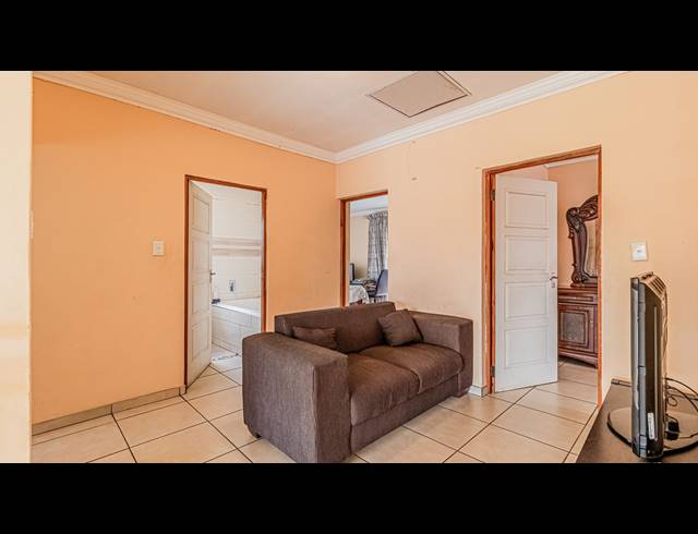6 BEDROOM HOUSE FOR SALE IN PARKRAND
